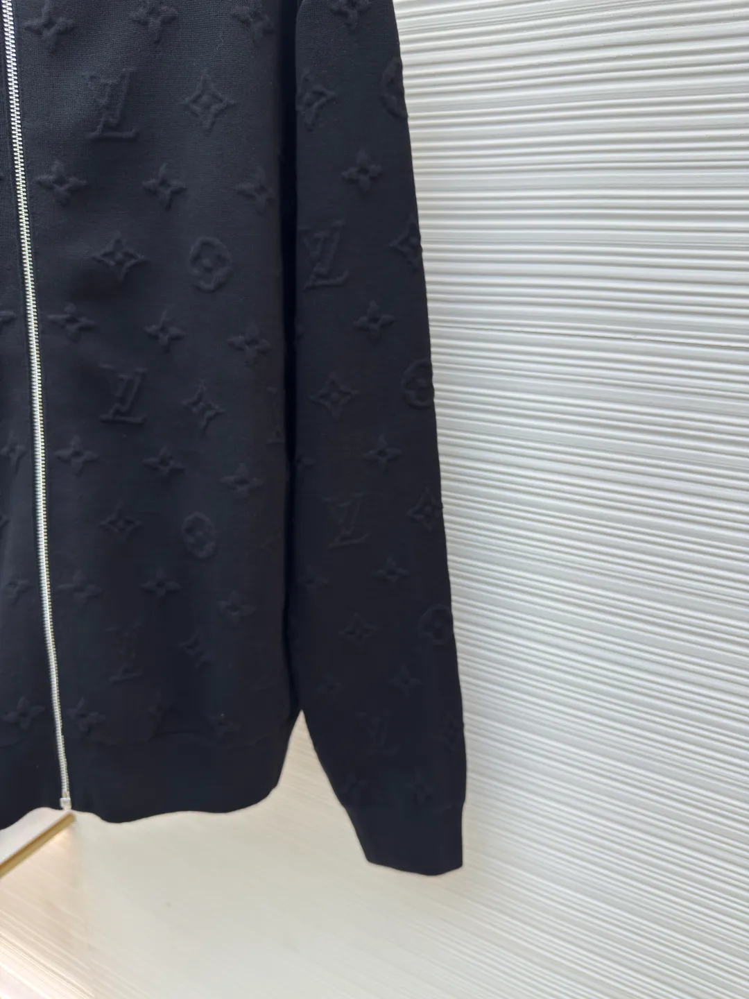 LOUIS VUITTON embossed embossed knitted zipper jacket ●Authentic product: purchased and developed by 18899 ●Item number: 1680496-C10 ●Fabric: knitted fabric ●Technology: embossed embossed production ●Version: fitted version ●Weight: about 930 grams ●Size: S-M-L-XL ●Description: YB purchases patterns and uses customized cotton yarn to make them. The process is complicated and requires spinning out the raw material core. After secondary processing, the yarn is hooked on the machine and the raw material core is threaded. After completion, dyeing is carried out. The dyeing vat can only be found in high-temperature vats. If the temperature is not enough, the yarn will be dyed unevenly! It will take several hours to dry at low temperature. If the degree is too high, it will be scrapped directly. After dyeing, you can only use a slow machine for wooling. Fast machines are prone to problems with thick and thin hair horizontal bars. The fabric pieces are woven using imported machines for parallel and even speed. Each piece takes 270 minutes, which is time-consuming and labor-intensive. Full-width brand embossed jacquard design, the overall routing is straight and delicate, the fabric is comfortable and soft, and the color is consistent without color difference. It can be matched with the same style to create a fashionable look, and can be used in various occasions. Customized accessories, complete with three standards, same style for men and women!
